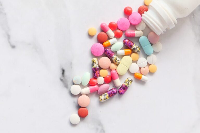 Farmacéutica organizando un servicio SPD con protocolos de trabajo y control de la medicación.