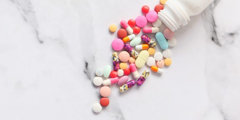 Farmacéutica organizando un servicio SPD con protocolos de trabajo y control de la medicación.