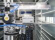 Comparativa entre un robot de farmacia y la gestión manual de medicamentos en una oficina de farmacia.