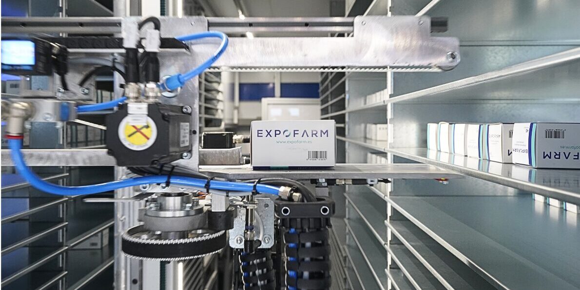 robot-farmacia-vs-gestion-manual Comparativa entre un robot de farmacia y la gestión manual de medicamentos en una oficina de farmacia.