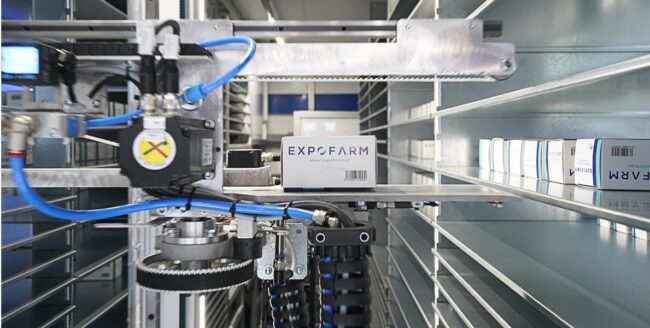 robot-farmacia-vs-gestion-manual Comparativa entre un robot de farmacia y la gestión manual de medicamentos en una oficina de farmacia.