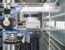 Comparativa entre un robot de farmacia y la gestión manual de medicamentos en una oficina de farmacia.