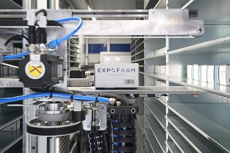 Comparativa entre un robot de farmacia y la gestión manual de medicamentos en una oficina de farmacia.