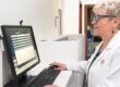 Farmacéutico analizando el retorno de la inversión de un robot de farmacia mediante indicadores de rentabilidad y productividad.