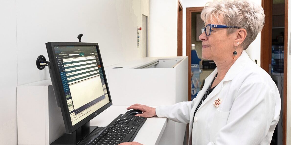 Farmacéutico analizando el retorno de la inversión de un robot de farmacia mediante indicadores de rentabilidad y productividad.