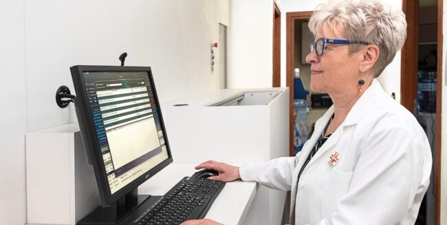 roi-robot-farmacia Farmacéutico analizando el retorno de la inversión de un robot de farmacia mediante indicadores de rentabilidad y productividad.