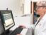 Farmacéutico analizando el retorno de la inversión de un robot de farmacia mediante indicadores de rentabilidad y productividad.