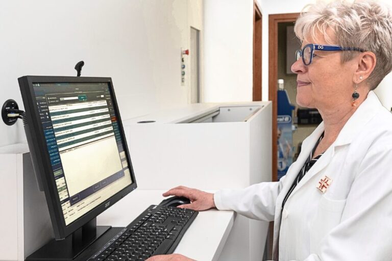Farmacéutico analizando el retorno de la inversión de un robot de farmacia mediante indicadores de rentabilidad y productividad.
