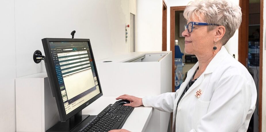 Farmacéutico analizando el retorno de la inversión de un robot de farmacia mediante indicadores de rentabilidad y productividad.