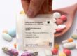 Farmacéutica preparando un Sistema Personalizado de Dosificación (SPD) para mejorar la adherencia al tratamiento.