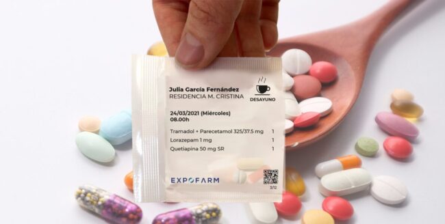 servicio-spd-oportunidad-negocio-farmacia Farmacéutica preparando un Sistema Personalizado de Dosificación (SPD) para mejorar la adherencia al tratamiento.