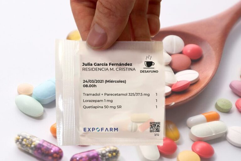 Farmacéutica preparando un Sistema Personalizado de Dosificación (SPD) para mejorar la adherencia al tratamiento.